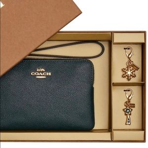 Coach Boxed Corner Zip Crossgrain Wristlet Forest Green 2 Detachable Charms NEW